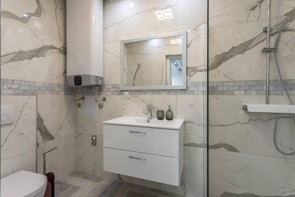 Royal Platinum Studio Apartment โวดีเซ ภายนอก รูปภาพ